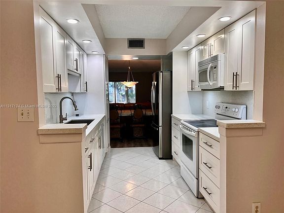 4th image of 1601 Abaco Dr APT B1