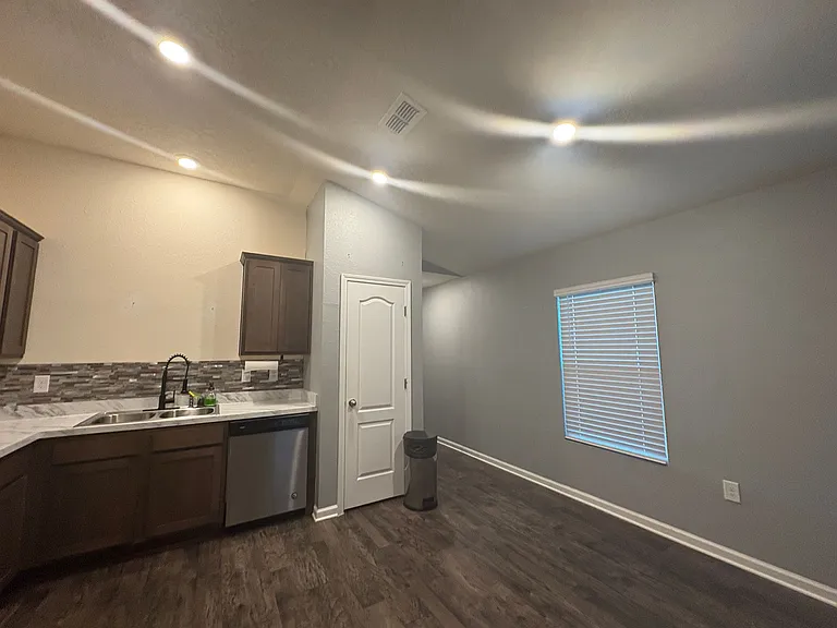 141 Teakwood Dr — Photo 2