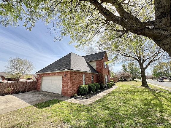 2nd image of 1595 Aspen Dr