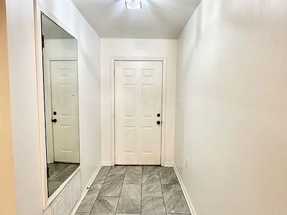 4th image of 926 Meadow Ln