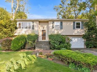 60 Seaman Neck Rd, Dix Hills, NY 11746