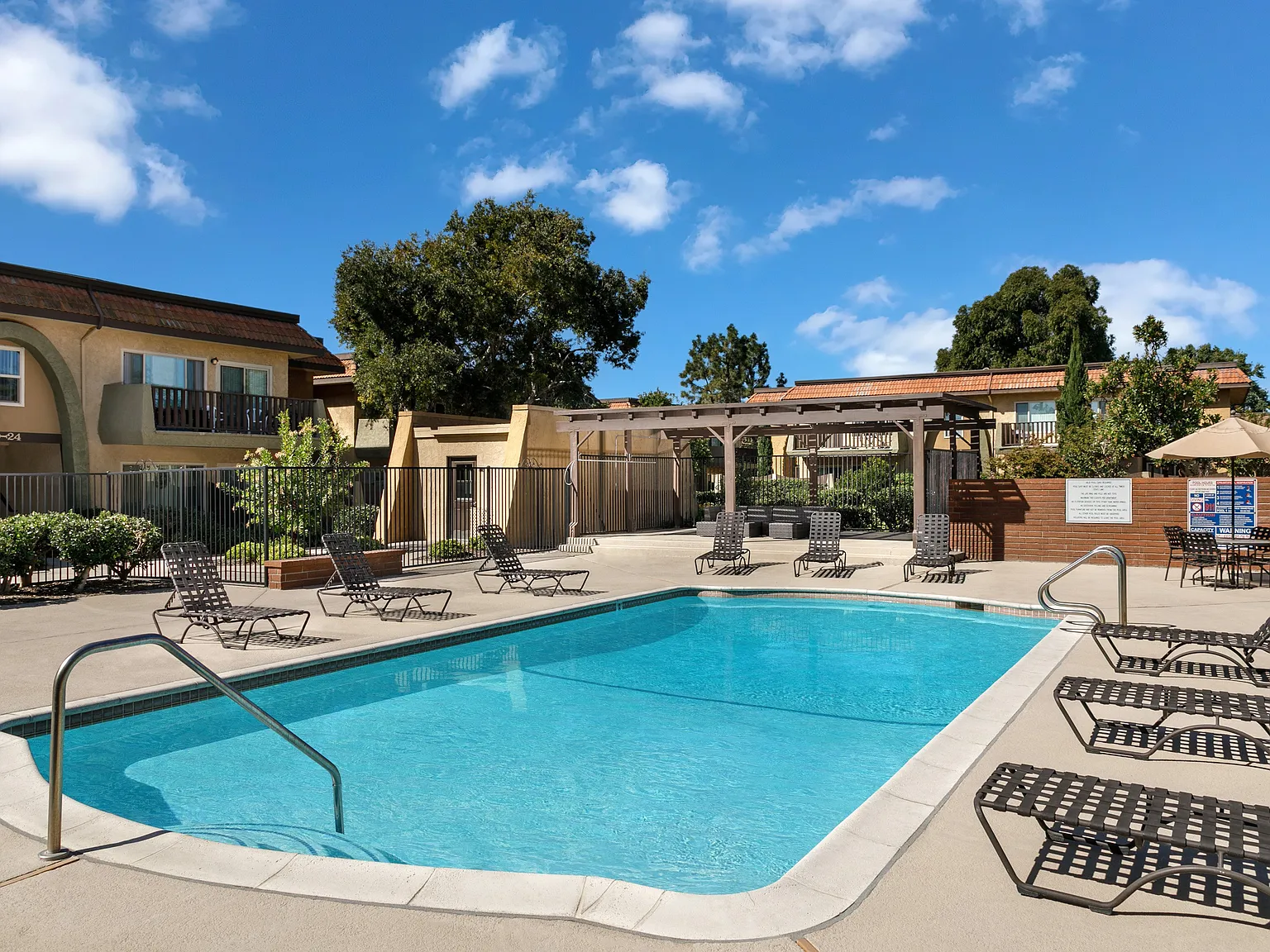 Los Arbolitos Oxnard Apartments — Photo 2