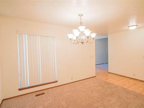 5th image of 2618 Silvertree Dr
