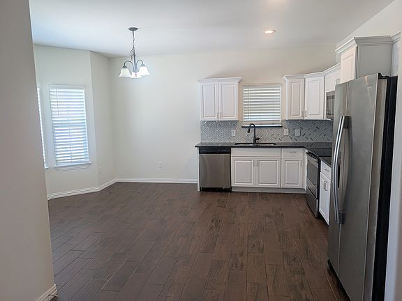 5th image of 1028 E Houston St