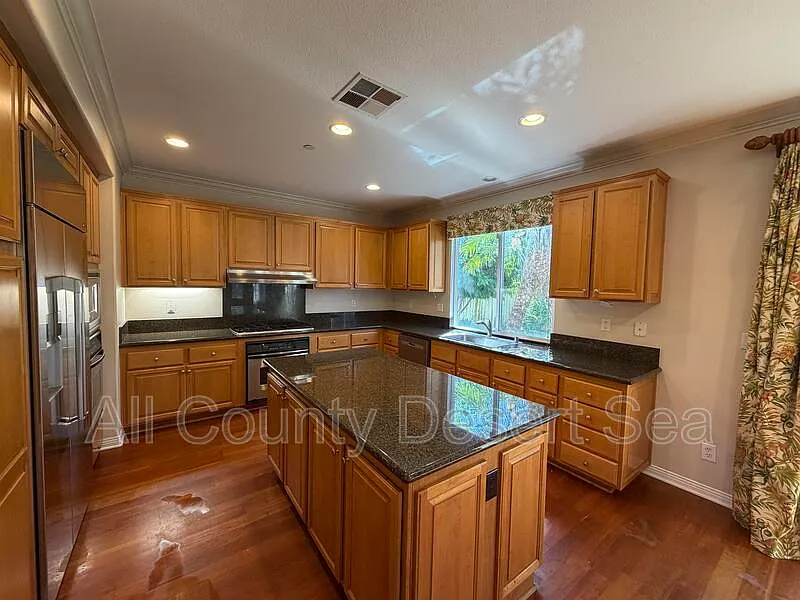 4 bed, 2.5 bath, 2371 sqft, $5,800 — Photo 4