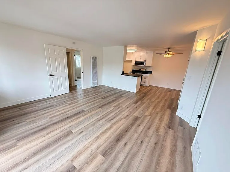 11033 Moorpark St #212 — Photo 8