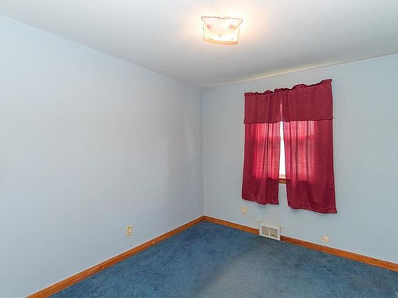 5th image of 36 Della Dr