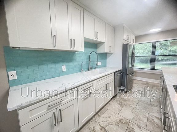 4th image of 802 E Pine Forest Dr