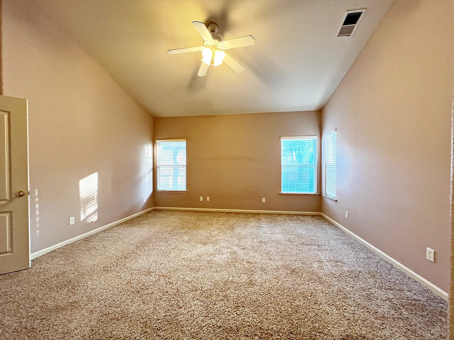 4 bed, 1953 sqft, $2,500 — Photo 4