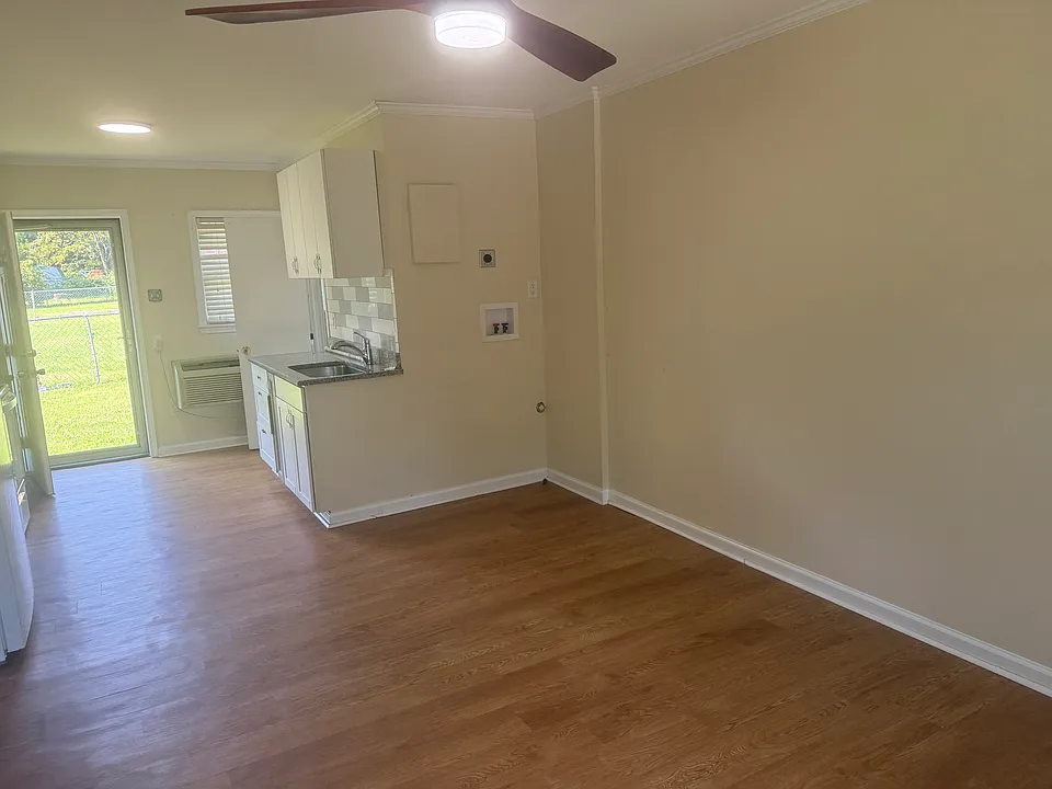 104 E Swan St #104