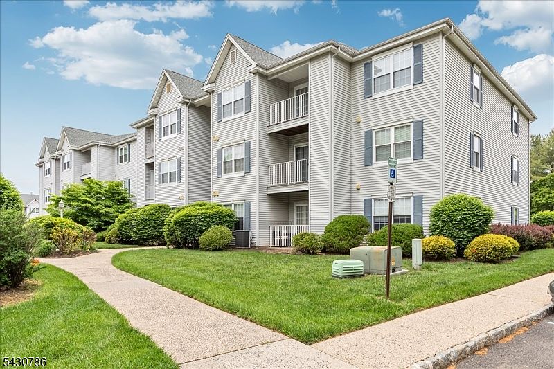 1st image of 210 Stratford Pl