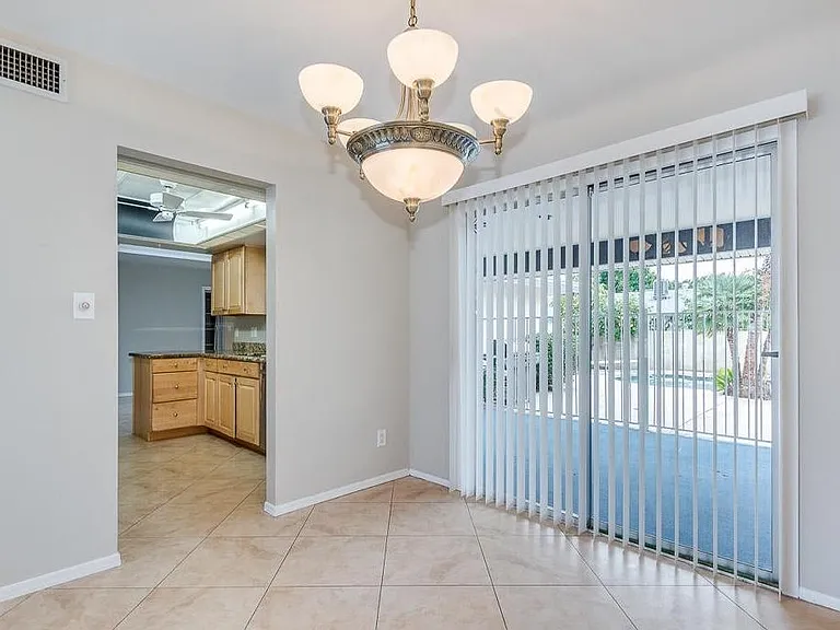 2439 E Del Rio Dr — Photo 10