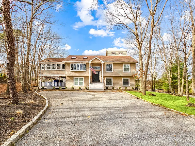 30 Squires Blvd — Photo 2
