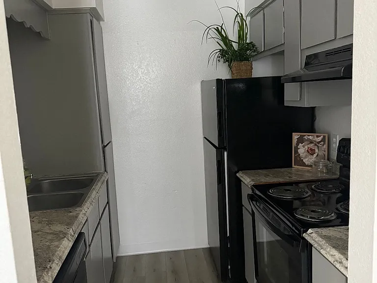 Desert Wind Apartments — Photo 18