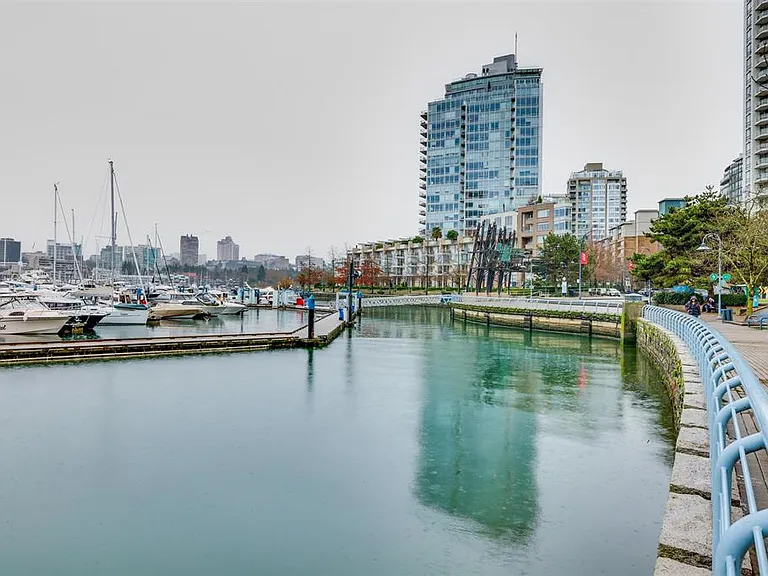 1077 Marinaside Cres #1707 — Photo 7
