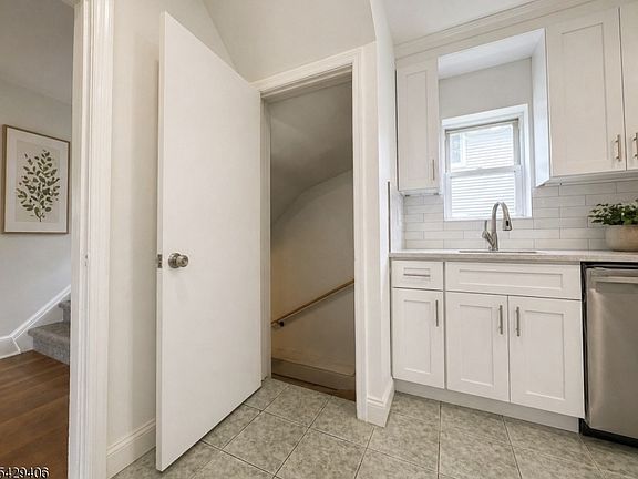 4th image of 312 Rochelle Ave