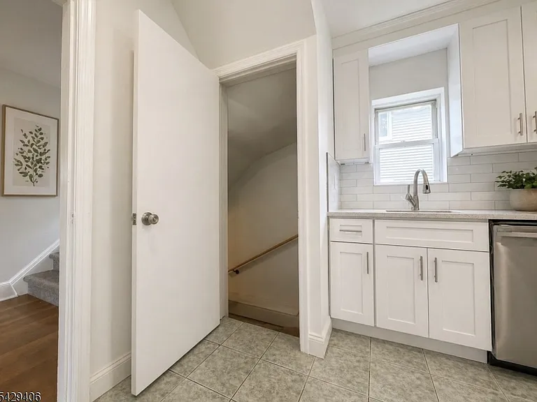 312 Rochelle Ave — Photo 4