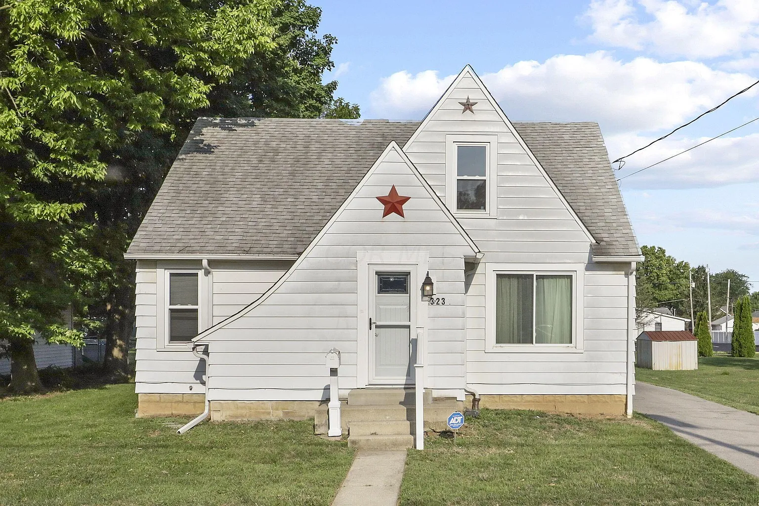 323 College St photo 1