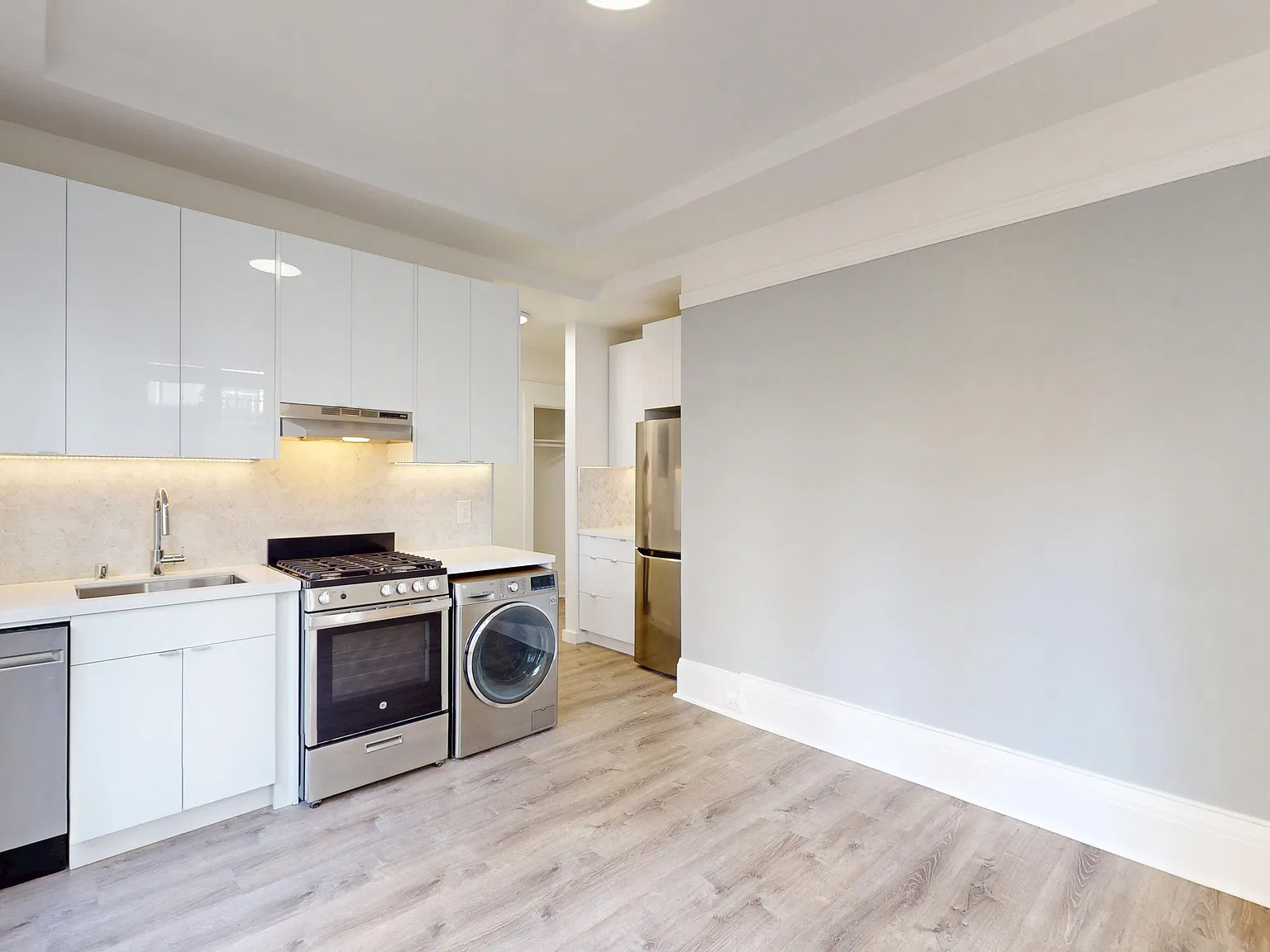Spacious 1BR Apartment Near Union Square | In-Unit Laundry | Pet Friendly — Photo 2