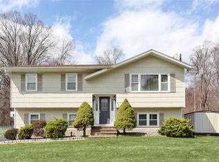 250 W Clarkstown Rd, New City, NY 10956