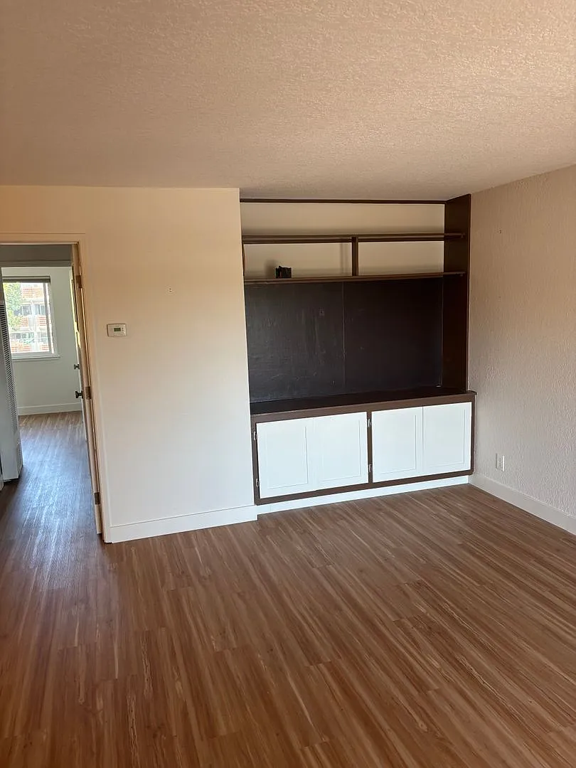 Location, location, location! This gated community is 5 minutes walking distance to downtown Sant... — Photo 3