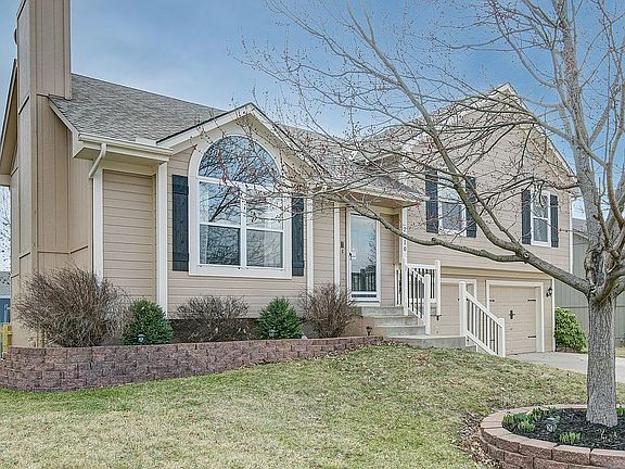 2nd image of 2010 NE Summerfield Ln