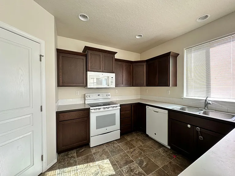 533 Derby St SE — Photo 5