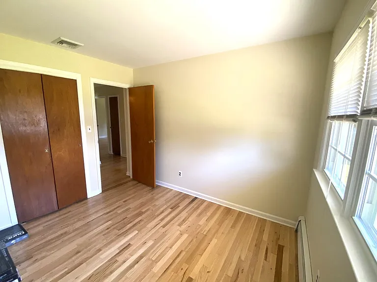 266 Crombie St — Photo 17