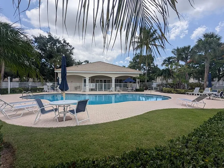 4715 Palmbrooke Cir — Photo 1