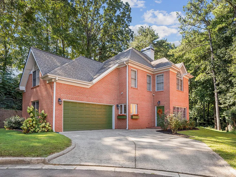 3123 Kings Arms Ct NE