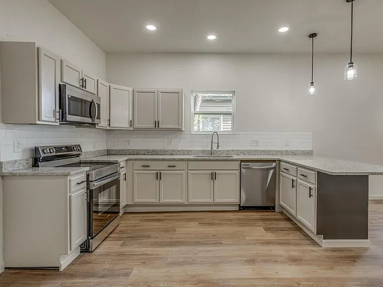 406 S Market Ave — Photo 7