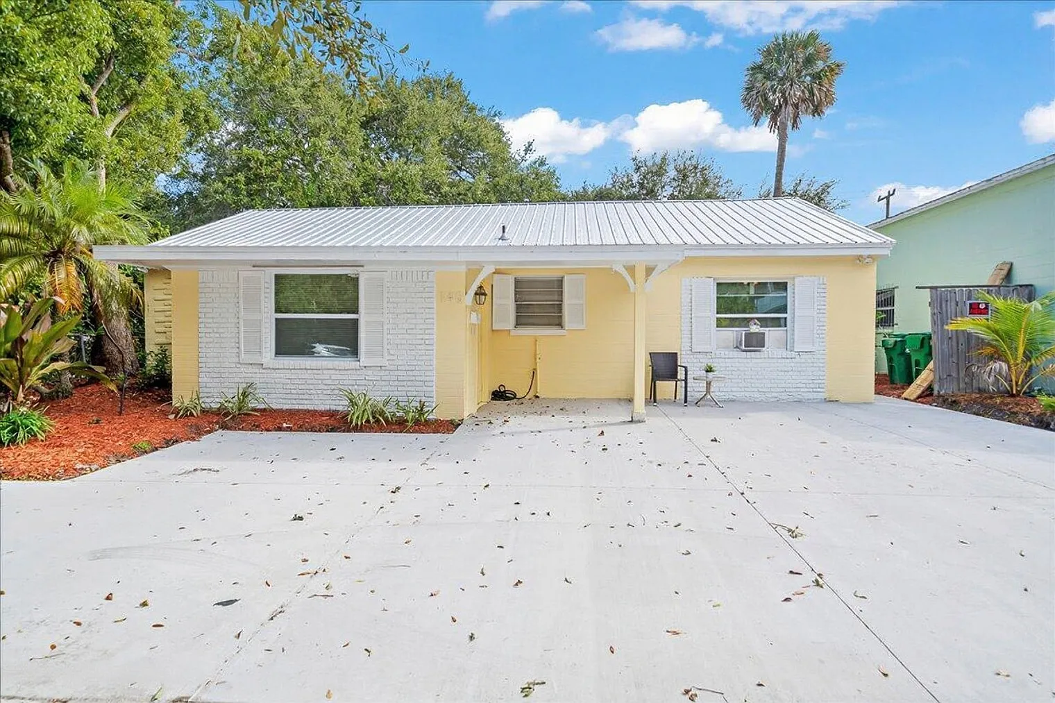 3 bed, 2.0 bath, 1323 sqft, $2,418 — Photo 2