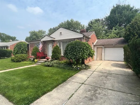 27740 Ursuline St, Saint Clair Shores, MI 48081