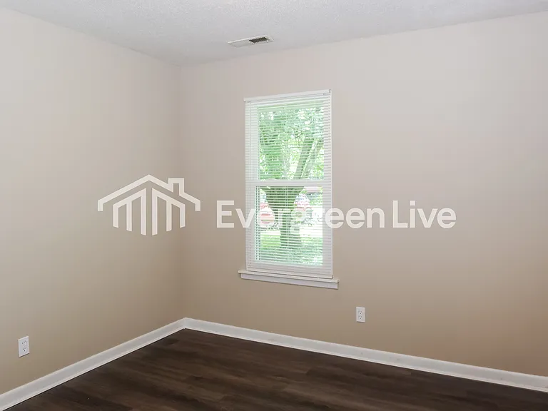 121 Edinburgh Dr — Photo 11