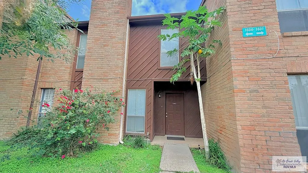 3 bed, 2.5 bath, 1328 sqft, $2,400 — Photo 1