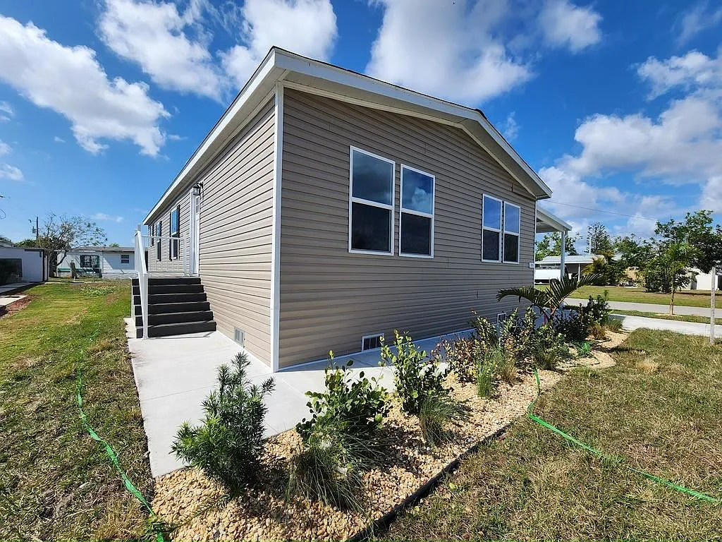 3 bed, 2.0 bath, 1372 sqft, $1,399 — Photo 2