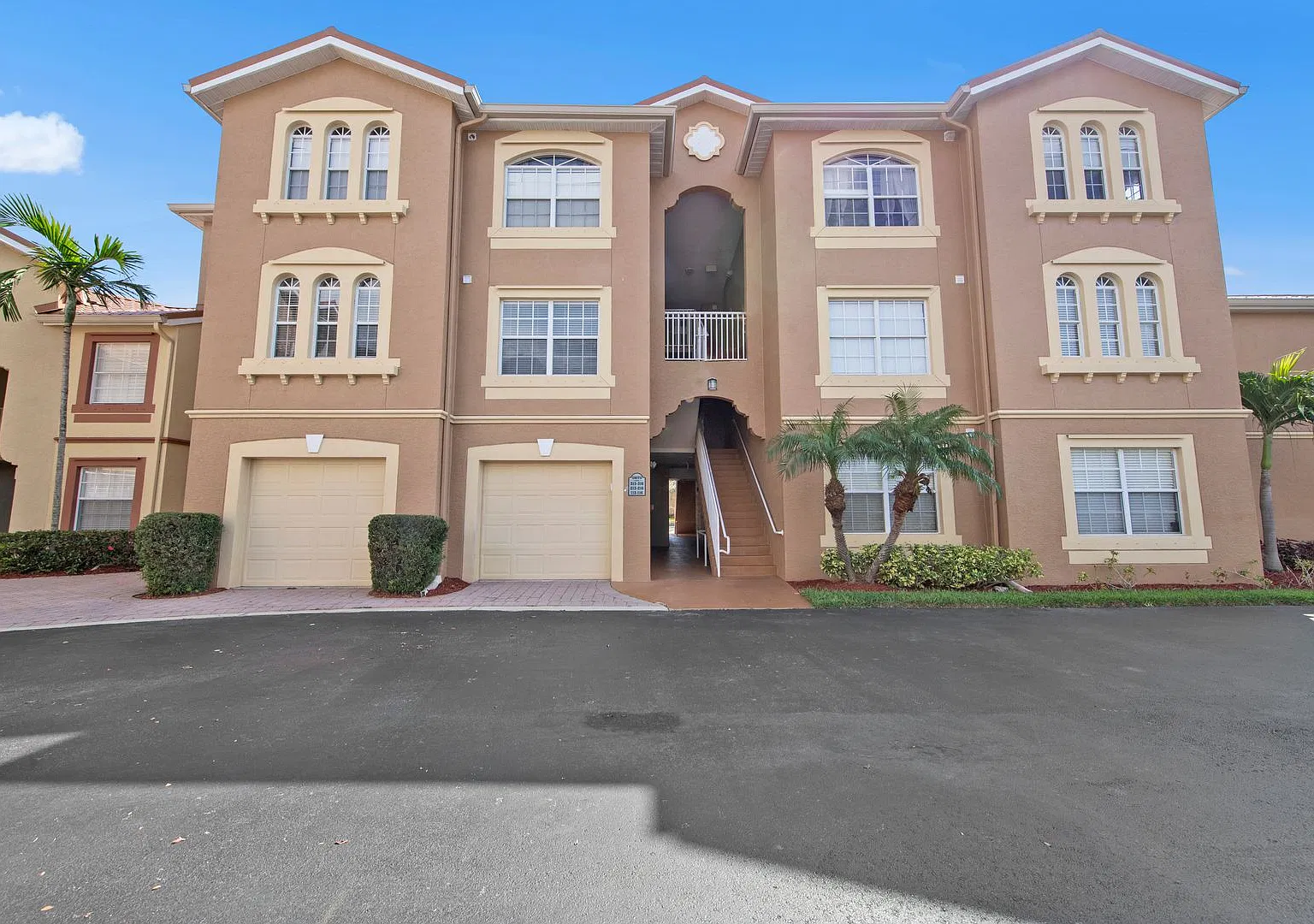 2/2 Condo In Beachwalk -Fully Furnished Seasonal Rental — Photo 1