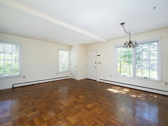 3rd image of 10 Vanessa Ln