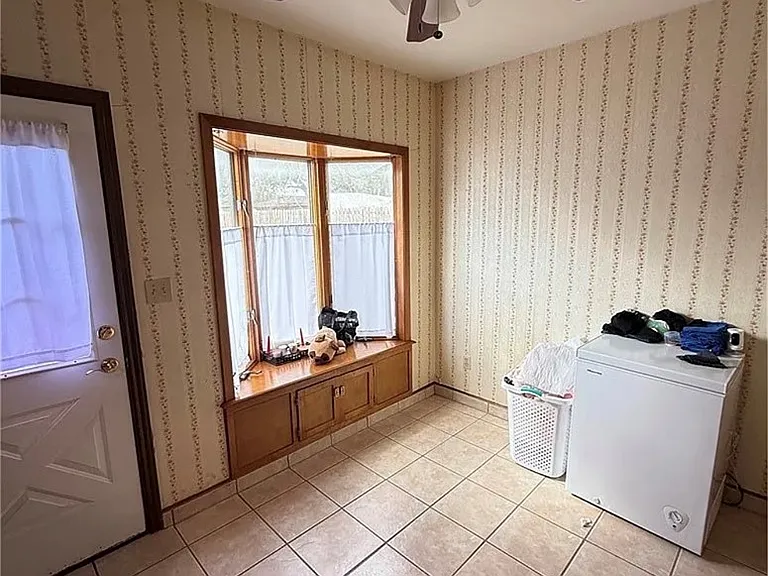 1603 Pena St — Photo 8