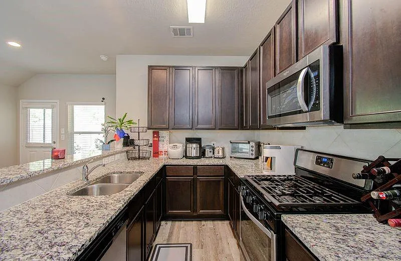 3 bed, 2.0 bath, 1343 sqft, $1,999 — Photo 3