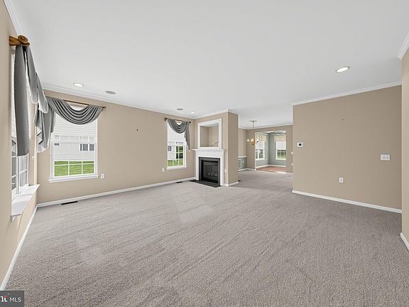 3rd image of 405 Topiary Ln