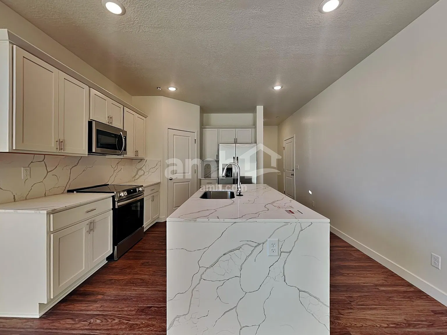 5 bed, 3.5 bath, 2421 sqft, $2,945 — Photo 3