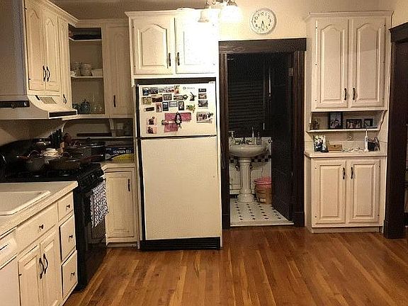 4th image of 228 Safford St