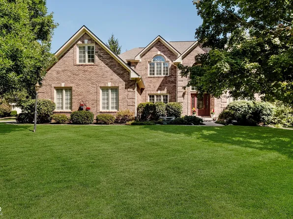 4827 Woods Edge Dr, Zionsville, IN 46077