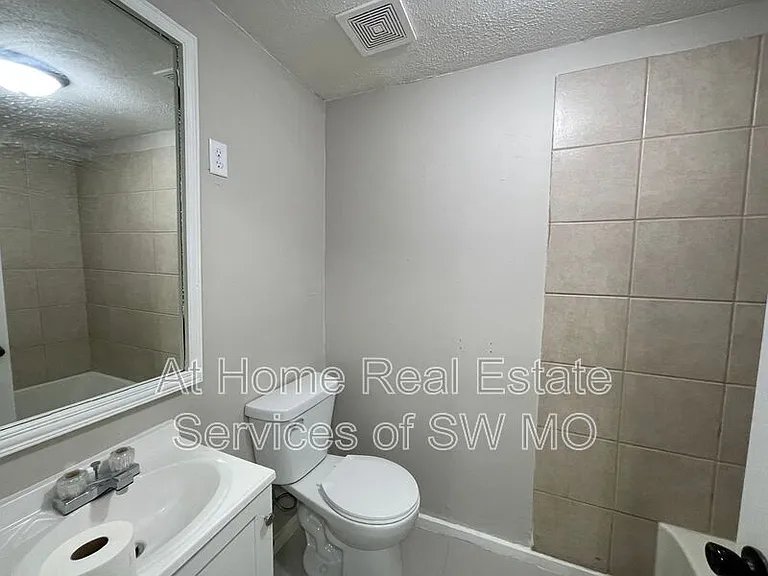 2826 W Olive St — Photo 6