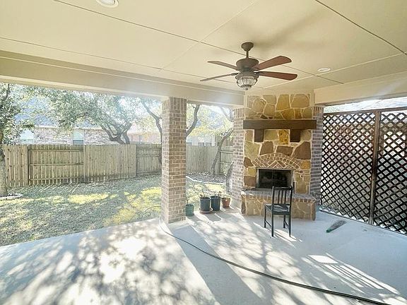 2nd image of 2414 Sweetwater Ln