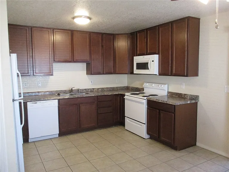 2801 Paloma Senda #D — Photo 6