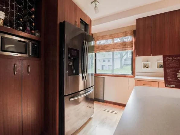 2102 Tamarin Trl, Golden Valley, MN 55427