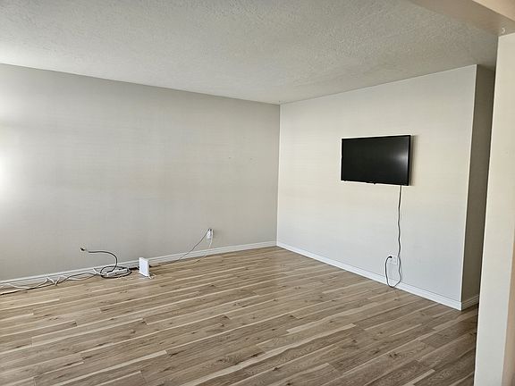 3rd image of 1137 N Victoria Way