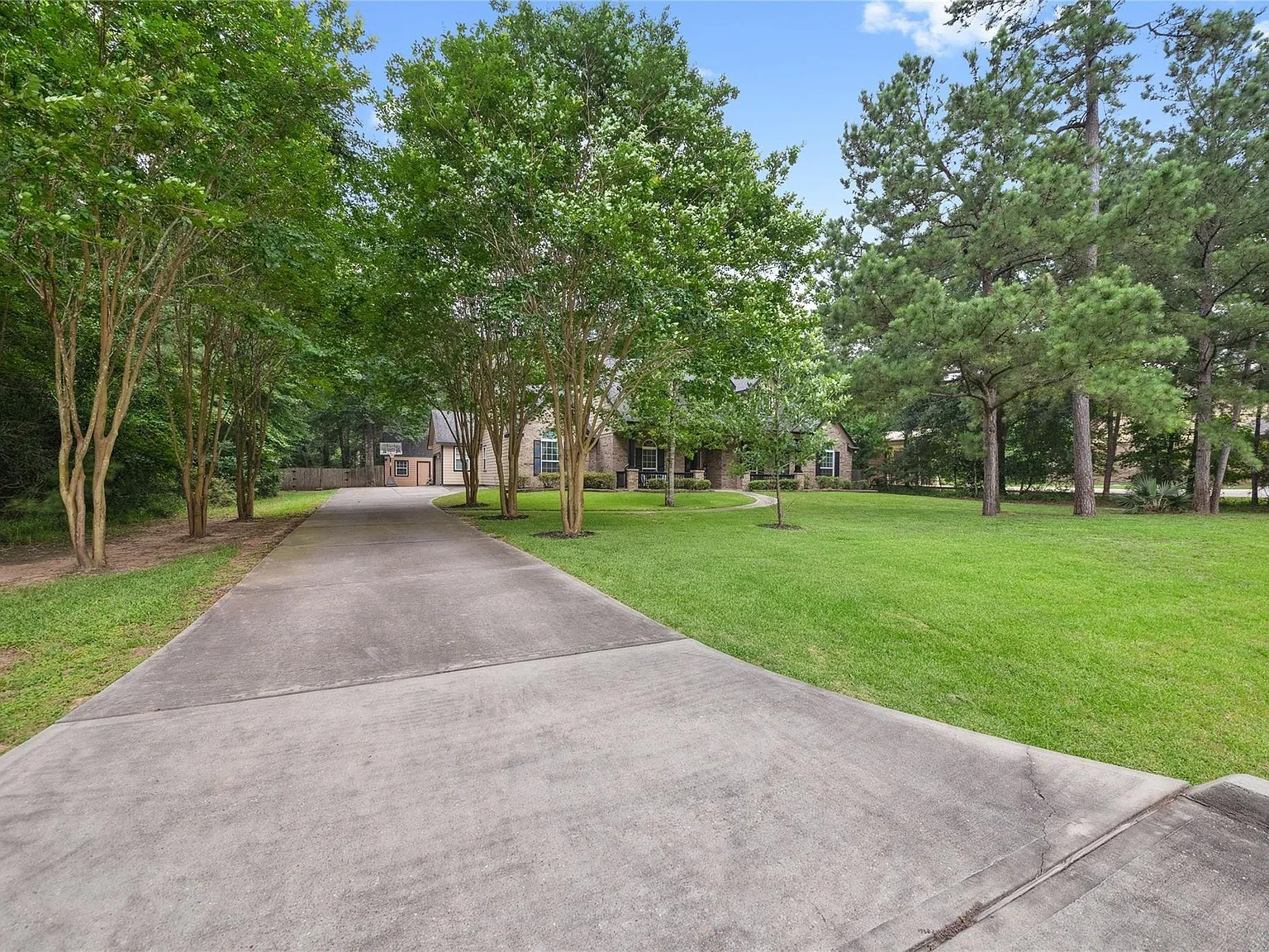 4 bed, 3.0 bath, 2414 sqft, $3,700 — Photo 2
